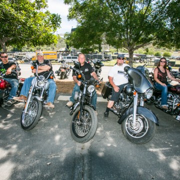 <p>The family that bikes together, stays together.</p>
<div class='CatablogPhotoGalleryCredit'><a href='http://rickmendoza.com' target='_blank'>Photo: Rick “Rocket” Mendoza</a></div>

